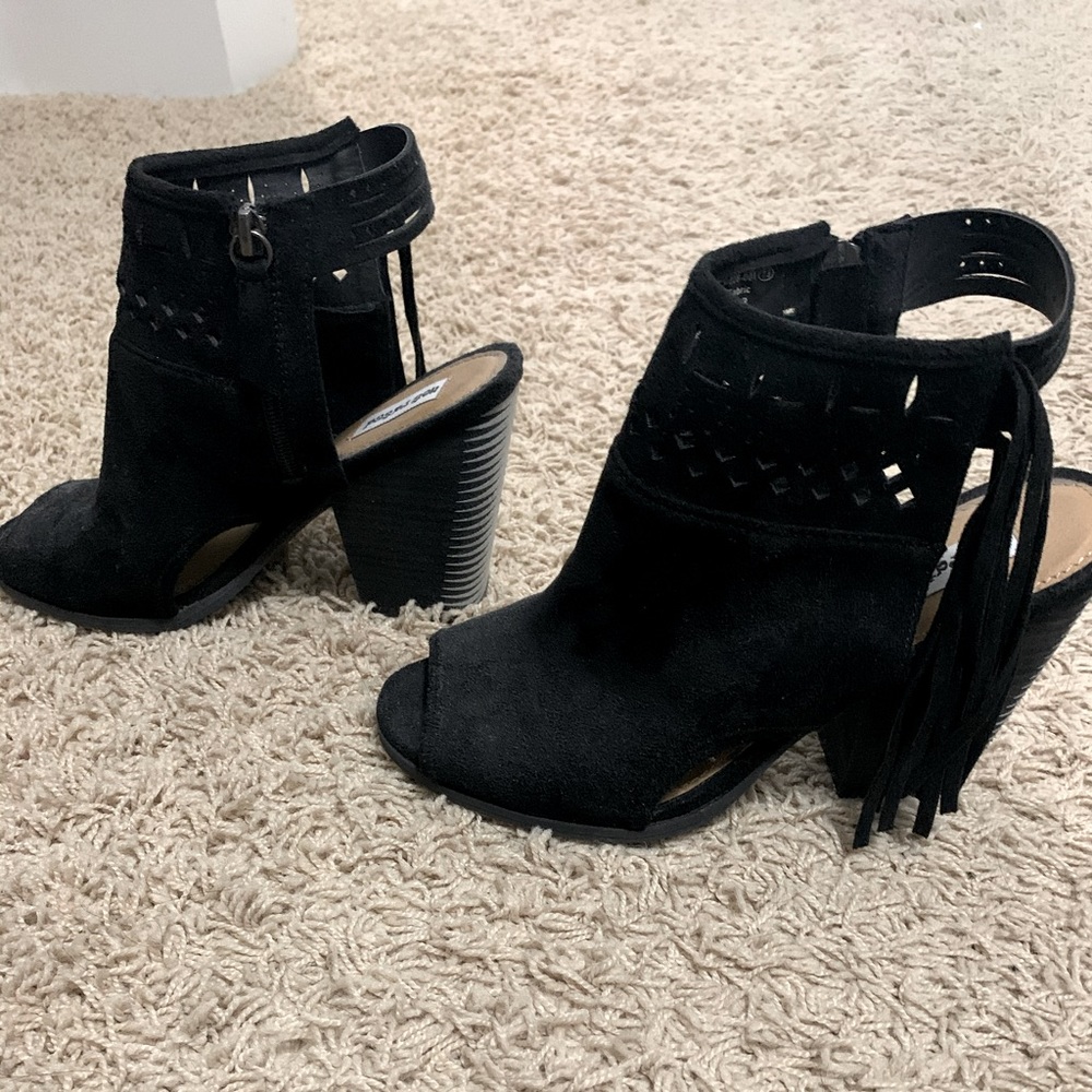 Black open toed shoes